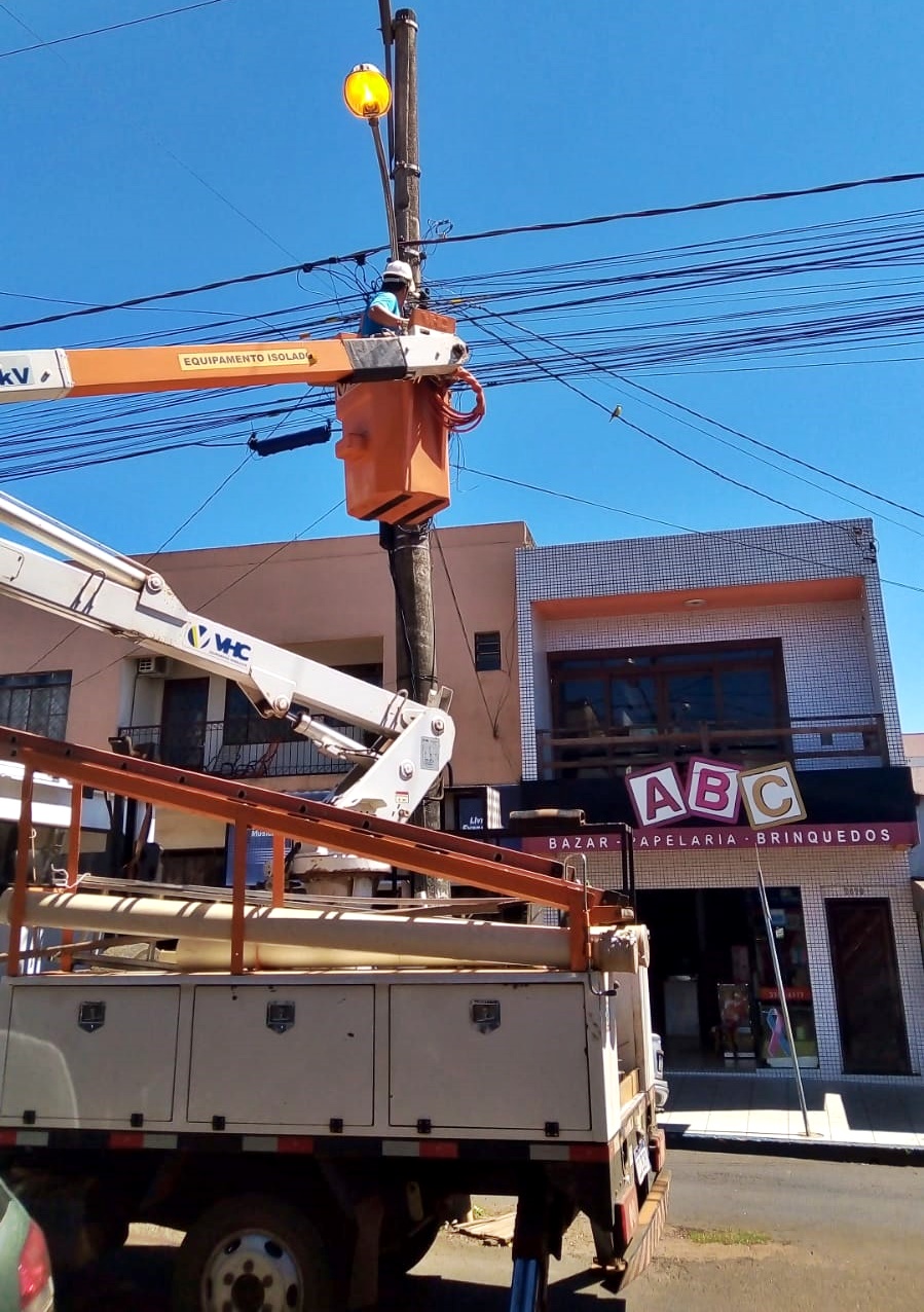 Setor de Iluminação Pública solicita o apoio da comunidade para identificar lâmpadas que permanecem acesas durante o dia